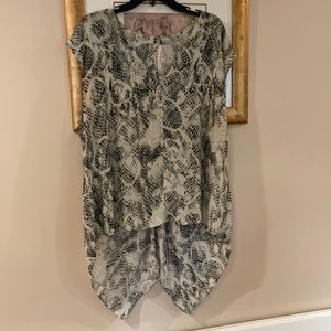 EUC Rachel Roy sleeveless blouse w/longer back panel